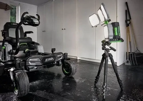 מתקן תאורה נייד EGO LT1000E מוצב על חצובה ומאיר חלל עבודה סגור – עמיד, חזק ומתאים לשימוש פנים וחוץ.