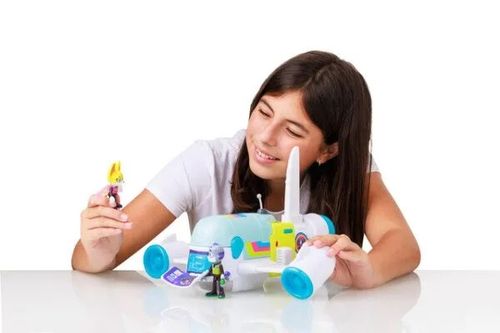 חללית החקירות המרכזית R.O.N JET עם דמויות של סאם וקיט חקירות חייתיות