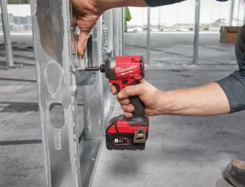 מברגת אימפקט Milwaukee M18 FID3 FUEL עם מומנט 226Nm, 4 מצבי עבודה ותאורת LED משולשת