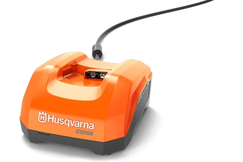 מטען סוללות Husqvarna C500X בתצוגה – עיצוב קשיח ויעיל לטעינה מהירה של סוללות 36V