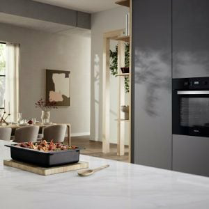 תנור בנוי חברת  miele דגם H2455B צבע שחור ידית נירוסטה או ידית שחורה ללא מסילות רוחב 59.5 ס
