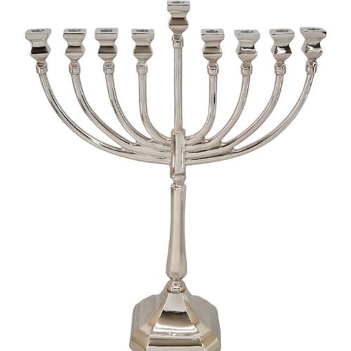 חנוכיה גבוהה ומרשימה בצבע כסף