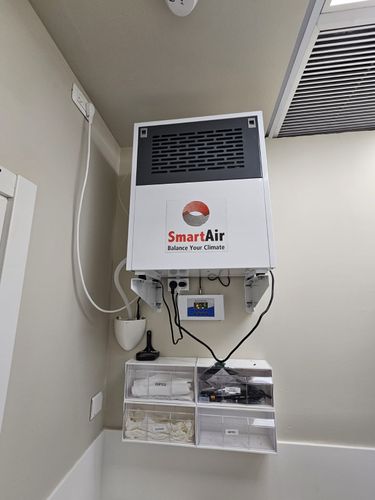 קולט לחות מקצועי לתלייה על קיר 80 ל'/יממה SmartAir SADW80