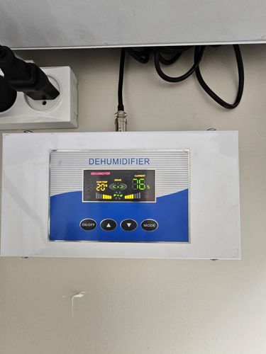 קולט לחות מקצועי לתלייה על קיר 80 ל'/יממה SmartAir SADW80