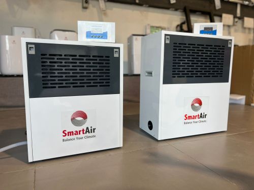 קולט לחות מקצועי לתלייה על קיר 80 ל'/יממה SmartAir SADW80