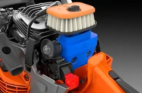 תקריב של מערכת סינון האוויר במנוע AutoTune של מסור Husqvarna, המציגה את מבנה הפילטר והזרימה הפנימית.