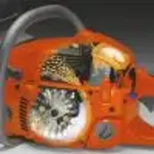 חתך פנימי של מסור שרשרת Husqvarna המדגים את מערכת ההצתה והקירור הפנימית