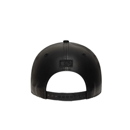 כובע NEW ERA לנשים בגוון שחור עור מבריק
