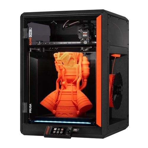 מדפסת תלת־ממד Prusa CORE One L מורכבת עם דגם מודפס בתא ההדפסה
