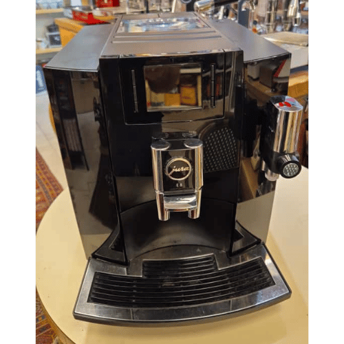 מכונת אספרסו יורה Jura E8 במצב מצויין