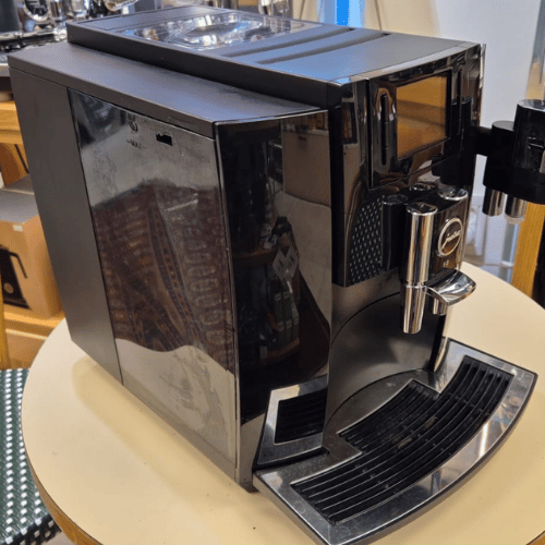 מכונת אספרסו יורה Jura E8 במצב מצויין