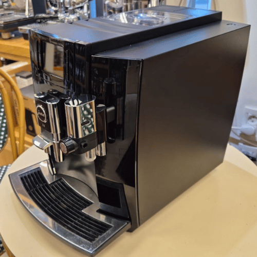 מכונת אספרסו יורה Jura E8 במצב מצויין