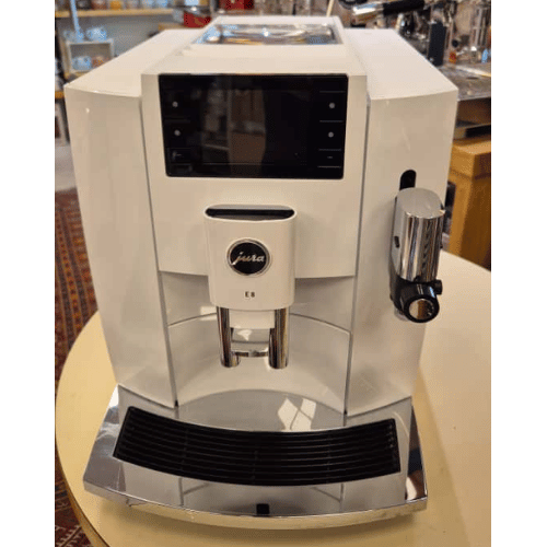 מכונת אספרסו יורה Jura E8 כחדשה לחלוטין