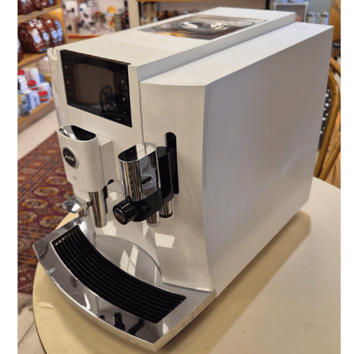 מכונת אספרסו יורה Jura E8 כחדשה לחלוטין