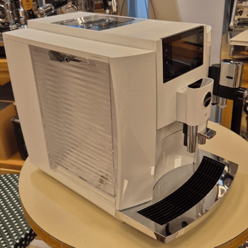 מכונת אספרסו יורה Jura E8 כחדשה לחלוטין