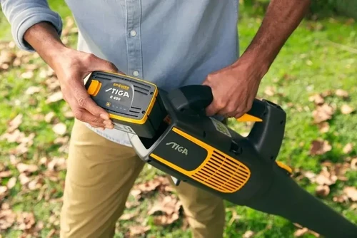 מפוח עלים נטען STIGA BL700e בשימוש בגינה – עיצוב ארגונומי ונוחות אחיזה מושלמת