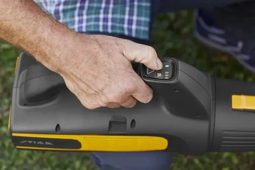 מבט צידי על מפוח אוויר נטען STIGA BL700e בעת עבודה – גוף קל ויעיל לניקוי עלים