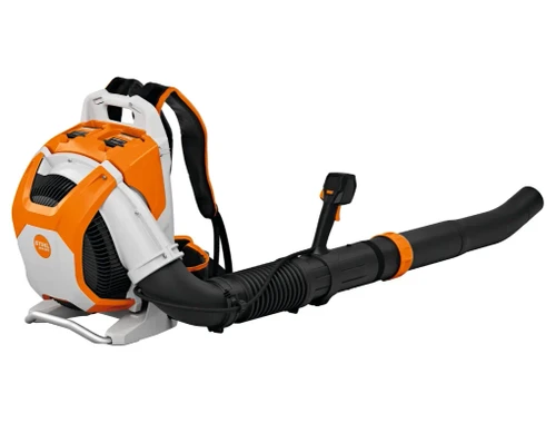 מפוח גב נטען STIHL BRA 600 בעיצוב מקצועי עם צינור נשיפה גמיש וידית שליטה ארגונומית.