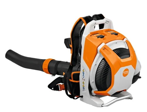 מבט צד של מפוח עלים נטען מקצועי STIHL BRA 600 עם רצועות גב מרופדות לנוחות מקסימלית.