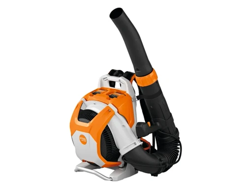 מפוח גב STIHL BRA 600 – גוף חזק ועמיד עם מערכת סוללות כפולה ונצילות אנרגיה גבוהה.