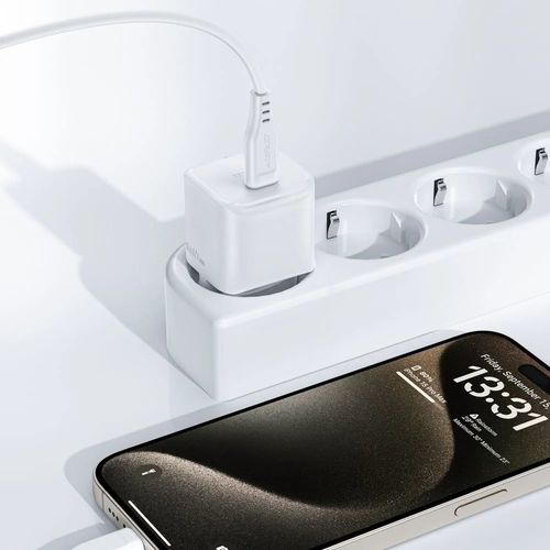 סט מטען מהיר לטלפון הכולל ראש מטען USB-C וכבל USB-C ל-USB-C באורך 1.2 מטר, עיצוב קומפקטי