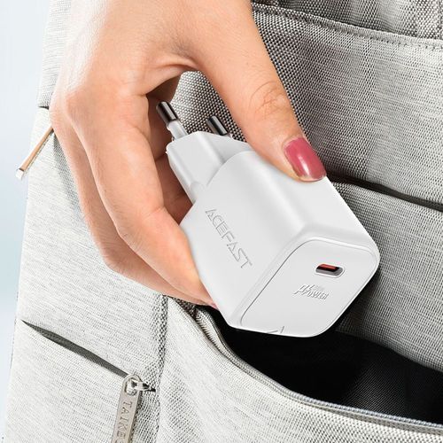 סט מטען מהיר לטלפון הכולל ראש מטען USB-C וכבל USB-C ל-USB-C באורך 1.2 מטר, עיצוב קומפקטי