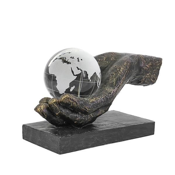 פסל אומנותי כל העולם בכף ידך