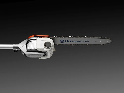 ראש חיתוך של המשור הטלסקופי Husqvarna 530iPT5 עם להב ושרשרת מקצועית, מיועד לגיזום וחיתוך ענפים בגובה