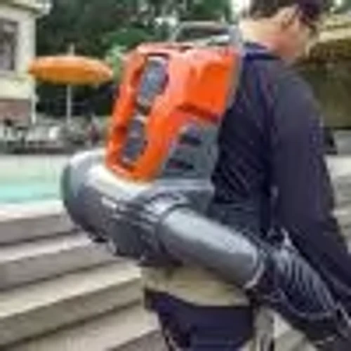 גנן משתמש במפוח גב נטען Husqvarna 340iBT לניקוי עלים במדרגות סמוכות לבריכת שחייה