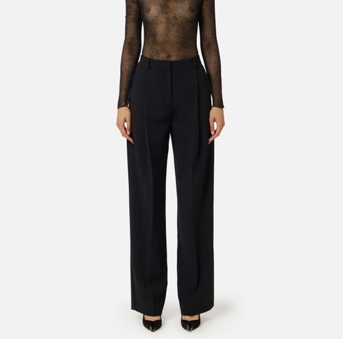 Trousers in lightweight crêpe fabric with darts