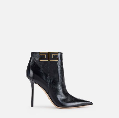 Leather boots with logo detail