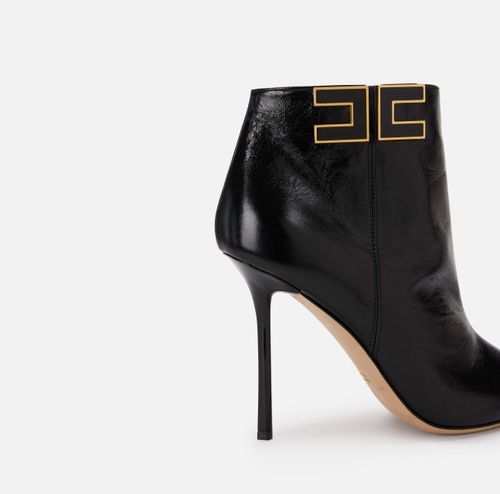 Leather boots with logo detail