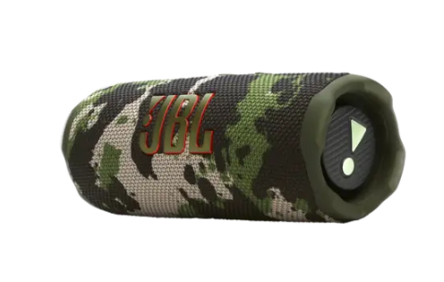 רמקול Bluetooth JBL Flip 7 על שולחן בחוץ ליד ציוד צבאי