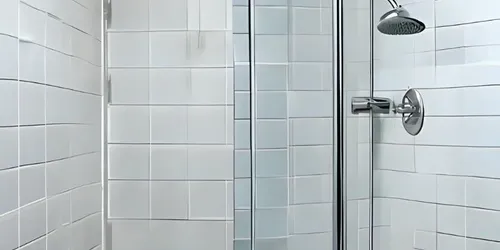 איך אוטמים מקלחון עם סיליקון: המדריך המקצועי למניעת נזילות ועובש