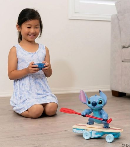 סטיץ' גולש על סקייטבורד על שלט לילדים