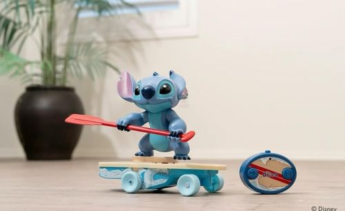 סטיץ' גולש על סקייטבורד על שלט לילדים