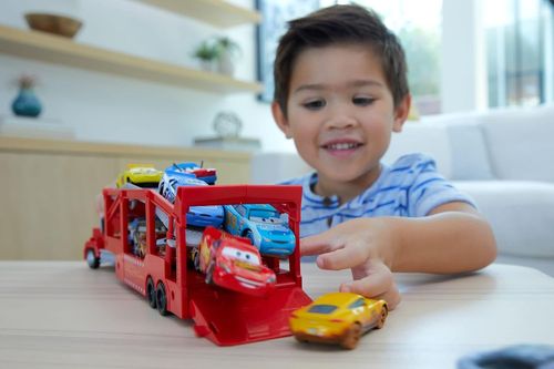 מוביל המכוניות של מאק (Mack Hauler) מהסרט מכוניות Cars