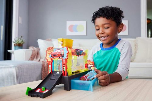 תחנת שטיפת מכוניות עם שינוי צבע - עם מכונית לייטנינג מקווין מהסרט Cars