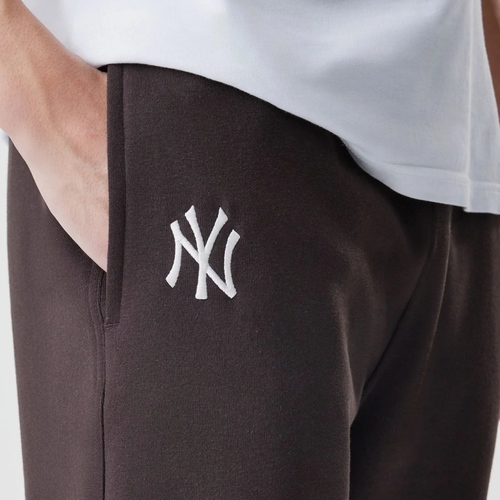 מכנס NEW ERA מידות XS-XXL לגברים בגוון חום כהה