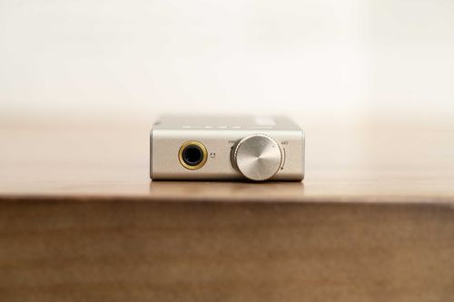 רדיו סטריאו נייד ואוזניות כפתור - Fiio RR11