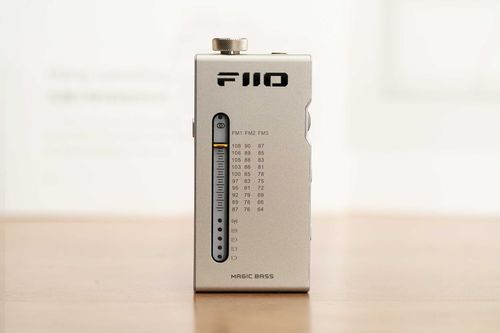 רדיו סטריאו נייד ואוזניות כפתור - Fiio RR11