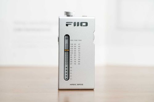 רדיו סטריאו נייד ואוזניות כפתור - Fiio RR11