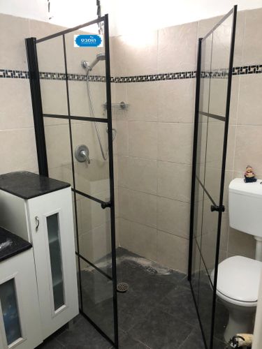 מיקלחון פינתי 2 דלתות פירזול שחור 80*80 ס