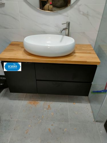 ארון אמבטיה אפוקסי תלוי איתמר עם משטח בוצ'ר  וכיור מונח לבן מבריק