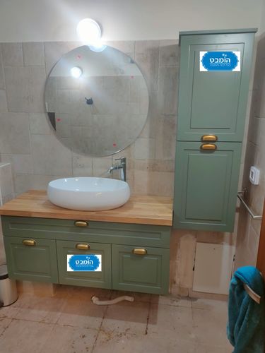 ארון אמבטיה אפוקסי תלוי איתמר עם משטח בוצ'ר  וכיור מונח לבן מבריק