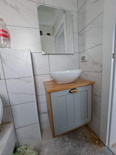 ארון תלוי נטילת ידיים ברוש עם בוצר וכיור מונח לבן מבריק