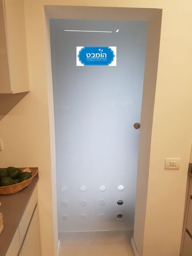 דלת זכוכית הזזה עם חיתוכי CNC