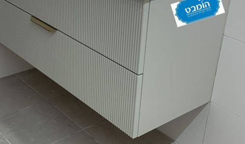 ארון אמבטיה אפוקסי תלוי קורן עם פלטה עליונה שיש יצוק קוריאן + כיור מונח 