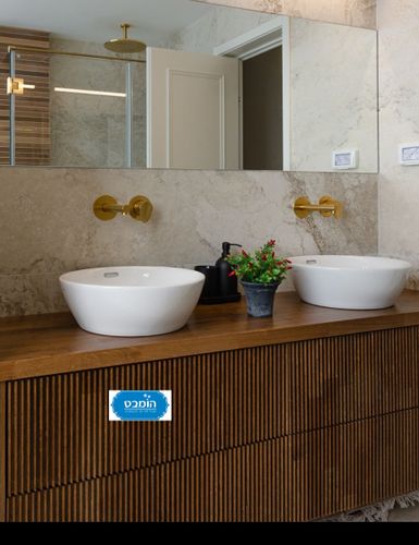 ארון אמבטיה עץ מלא תלוי חורב  עם בוצ'ר וכיור מונח לבן מבריק 