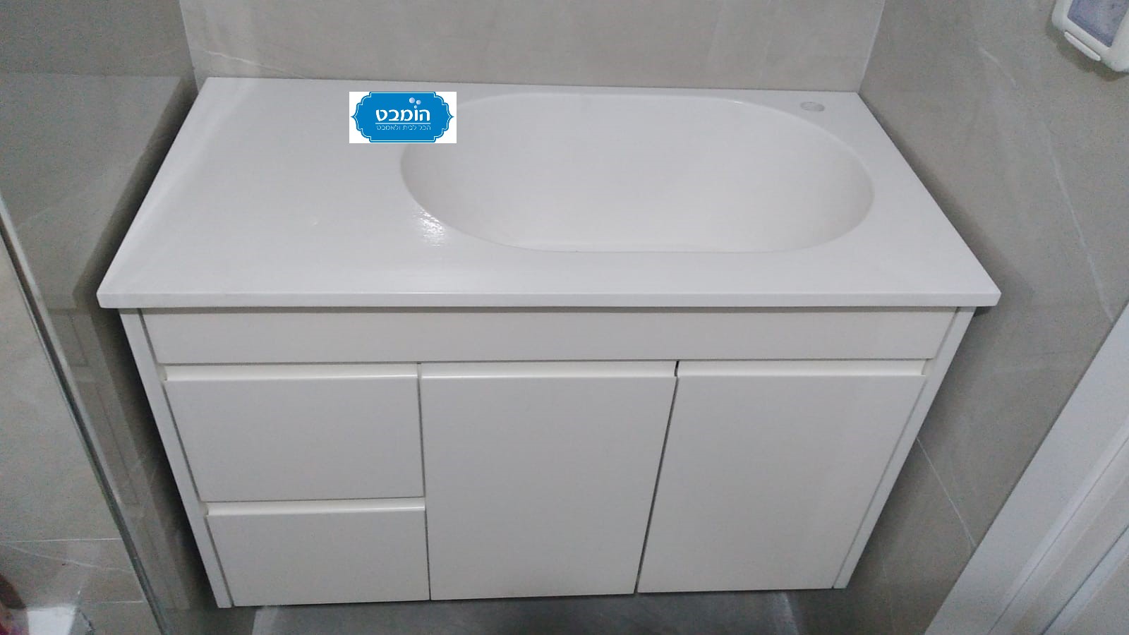 ארון אמבטיה אפוקסי תלוי דילו עם כיור בייבי תינוק ומשטח יצוק גוליאן